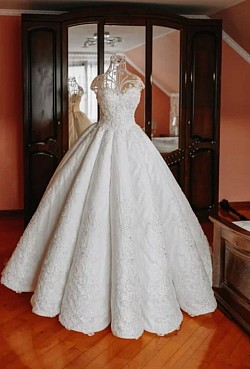 Vestido de noiva requintado com o aluguel de apenas R$2600,00